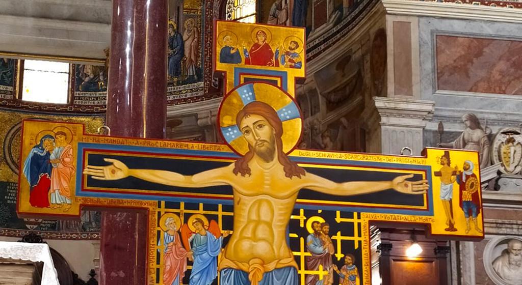 La Creu de la Misericòrdia pintada pels presos fa parada a Santa Maria de Trastevere