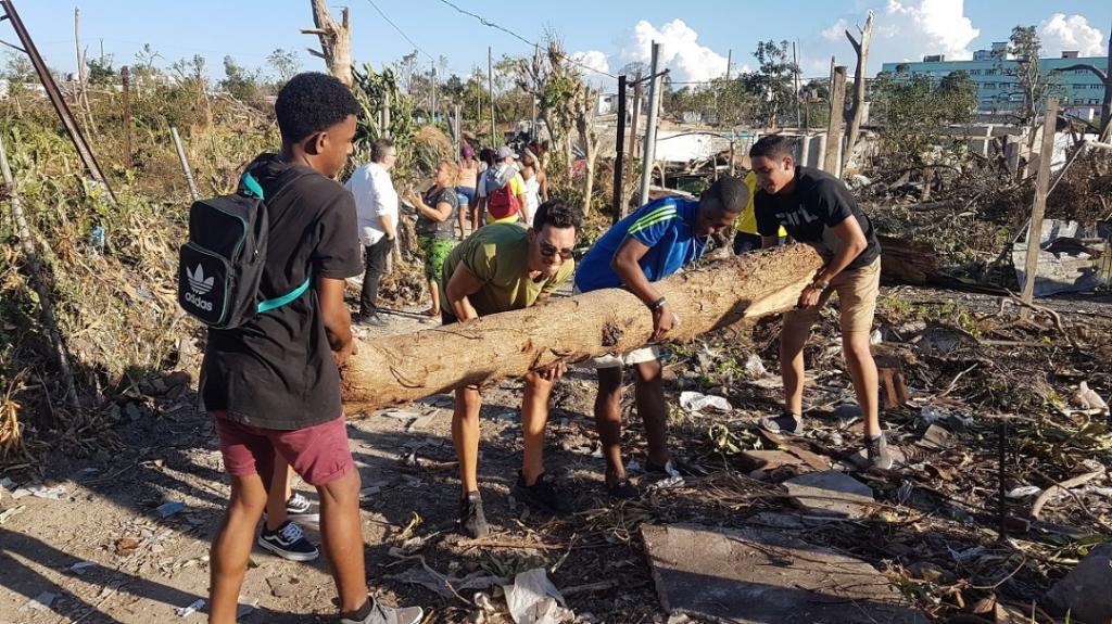 Aiuti umanitari alla periferia de L'Avana alle vittime del tornado