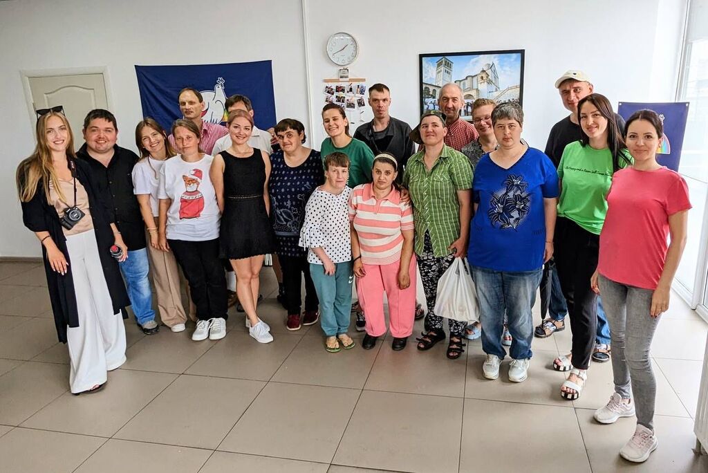 Al laboratori d'art de Sant'Egidio a Ivano Frankivsk a Ucraïna, artistes amb discapacitat pinten el dolor de la guerra i els colors de la pau