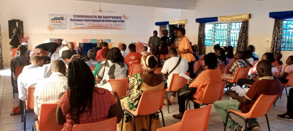 Rencontre pour la Paix à Douala, Cameroun, avec la participation de représentants religieux et d'associations engagées pour la réconciliation