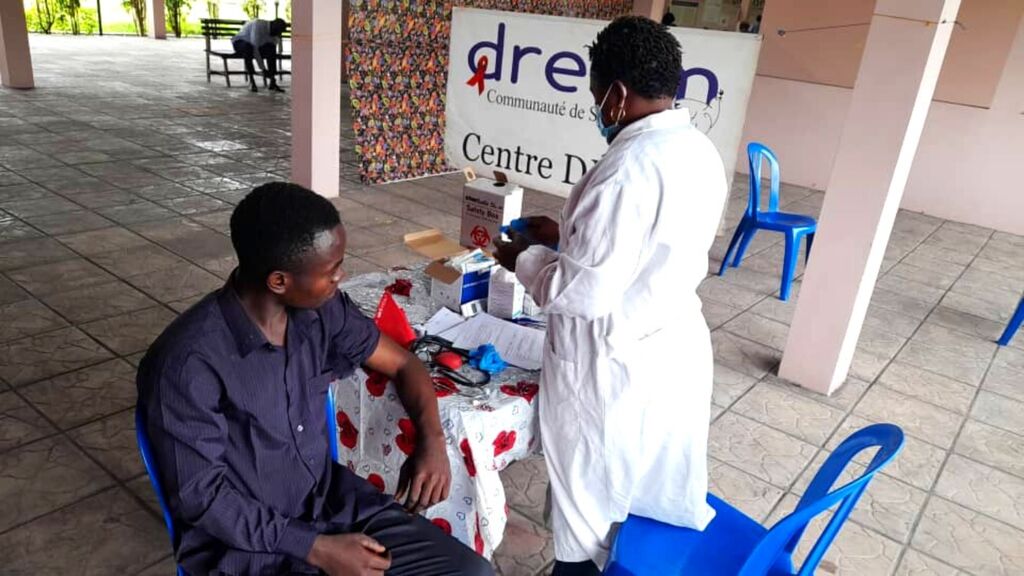 Un nuevo punto de vacunación en el centro DREAM de Kinshasa, en la República Democrática del Congo