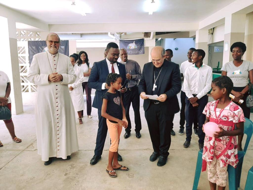 Le cardinal Tolentino visite le Centre Dream de Beira au Mozambique. Comme l'auberge du Bon Samaritain
