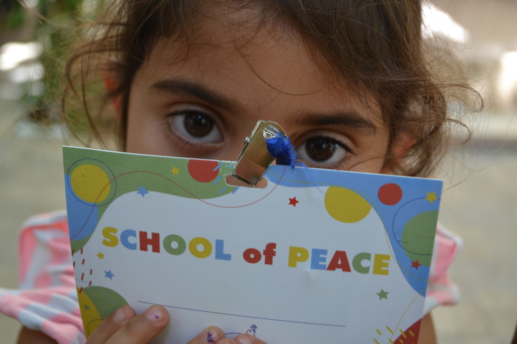 Eutuchia: em busca de felicidade no campo de refugiados de Eleonas. Um relatório dos Jovens pela Paz de Atenas