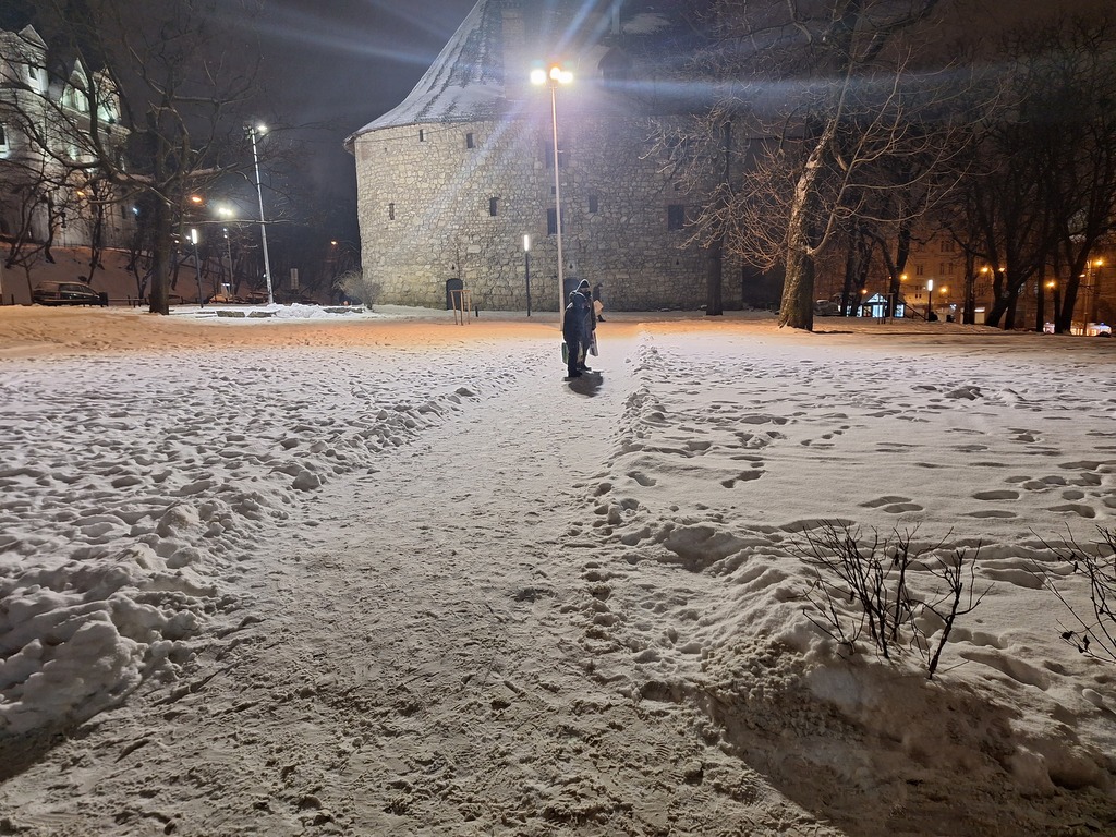 Große Kälte in Lemberg und dazu ständig Luftalarm. Jeden Abend ist Sant'Egidio auf den Straßen unterwegs und bringt Essen und Hilfsgüter für alle, die auf der Straße leben und Zuflucht suchen