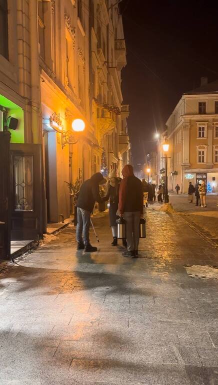 Fred intens a Lviv, on no s’aturen les alarmes antiaèries. Sant’Egidio surt al carrer cada tarda per dur aliments i ajuda a les persones que no tenen casa i busquen un lloc per resguardar-se