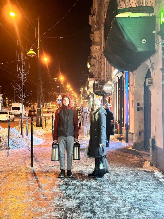 Fred intens a Lviv, on no s’aturen les alarmes antiaèries. Sant’Egidio surt al carrer cada tarda per dur aliments i ajuda a les persones que no tenen casa i busquen un lloc per resguardar-se