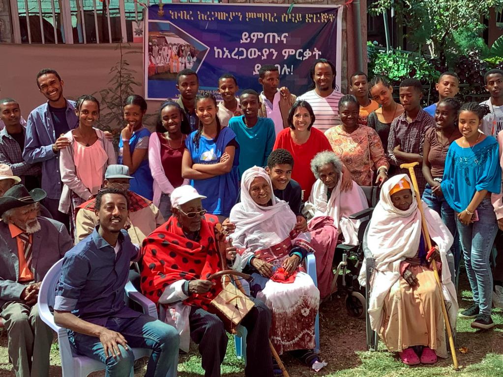 En Etiopía los Jóvenes por la Paz comparten con los ancianos el pan tradicional de las fiestas