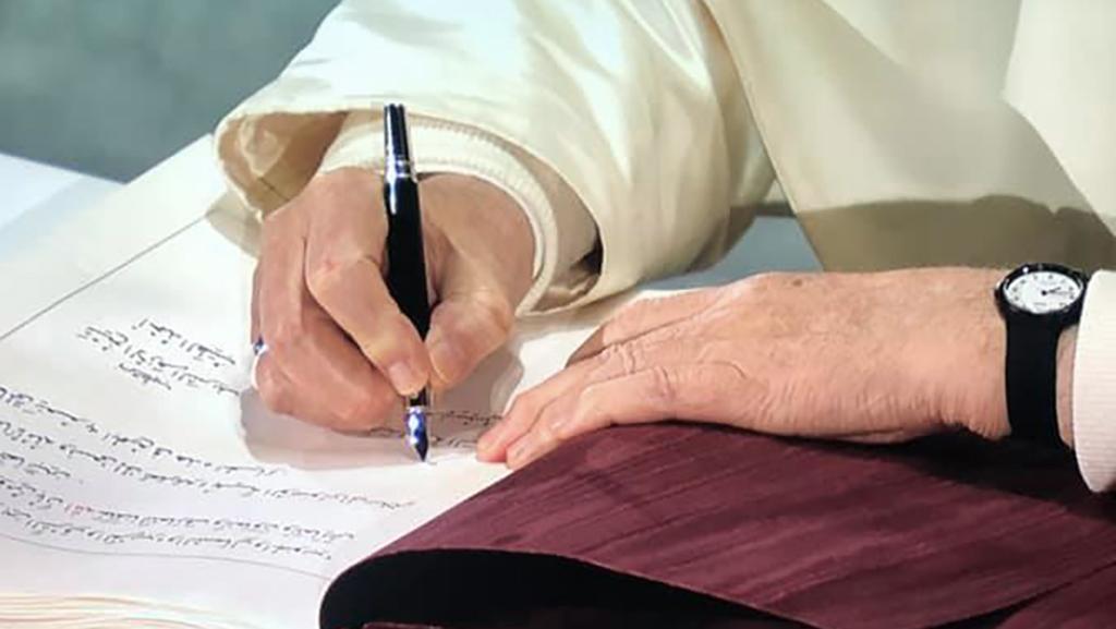 Deux accolades et deux signatures: le voyage du pape François à Abu Dhabi. Un commentaire de Marco Impagliazzo