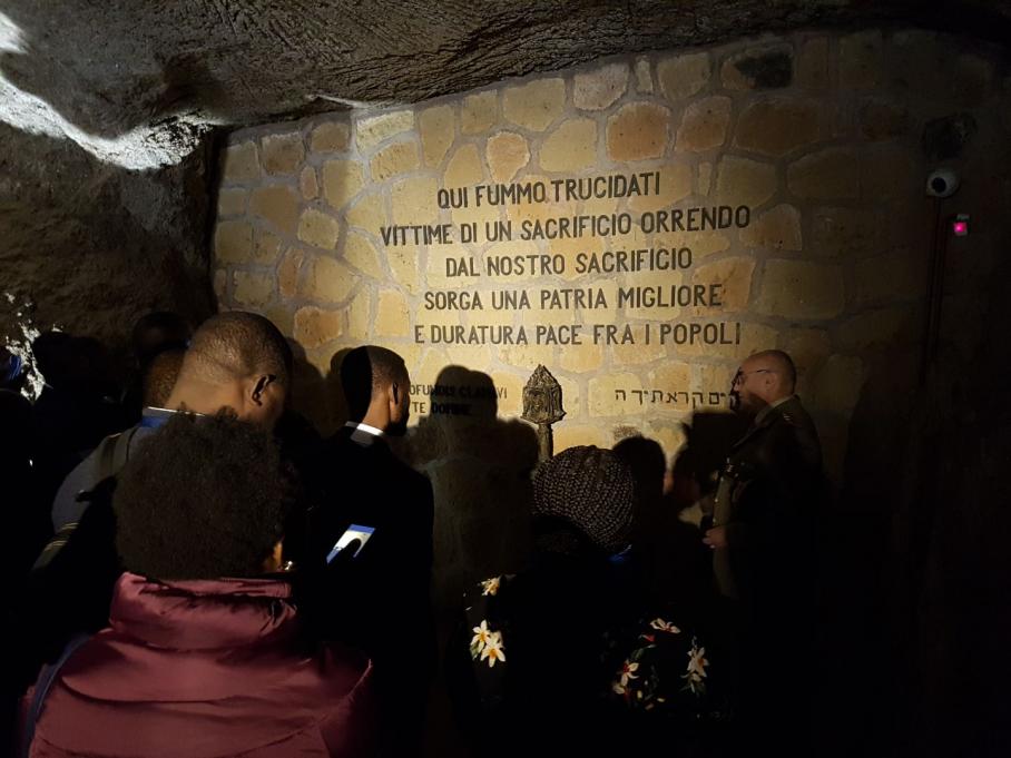 Vrede, Sant'Egidio bij de Ardeatijnse grotten: nee tegen elke vorm van geweld en conflict op de dag waarop een nieuwe oorlogswind waait #nowar
