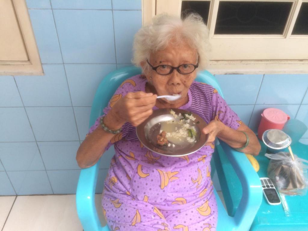 A Jakarta Sant'Egidio ajuda els ancians que s'han quedat aïllats per les inundacions