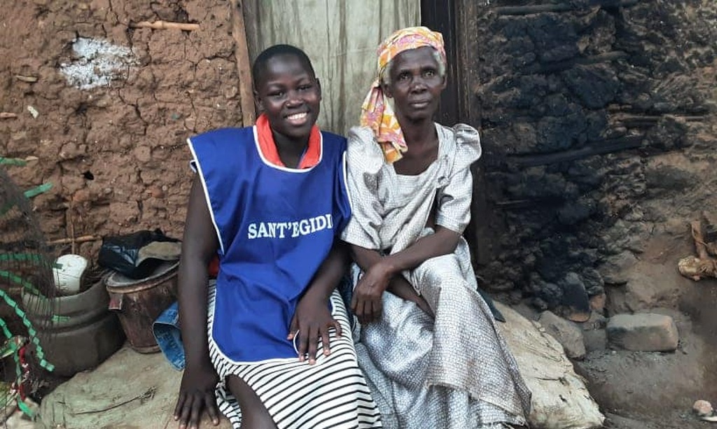 La amistad entre Jóvenes por la Paz y los ancianos de Kampala: cuando la solidaridad es una ayuda concreta