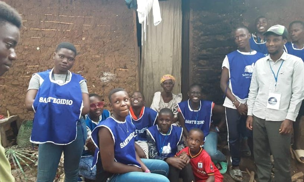 La amistad entre Jóvenes por la Paz y los ancianos de Kampala: cuando la solidaridad es una ayuda concreta