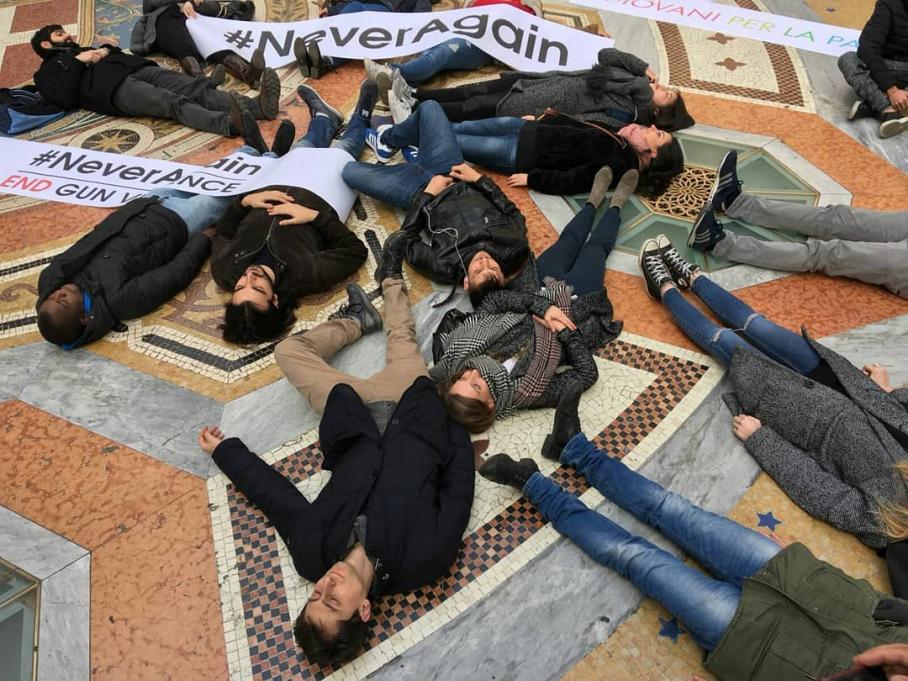 ''Dobbiamo costruire la pace preventiva, non la guerra preventiva''. Il flash mob dei Giovani per la pace di Milano