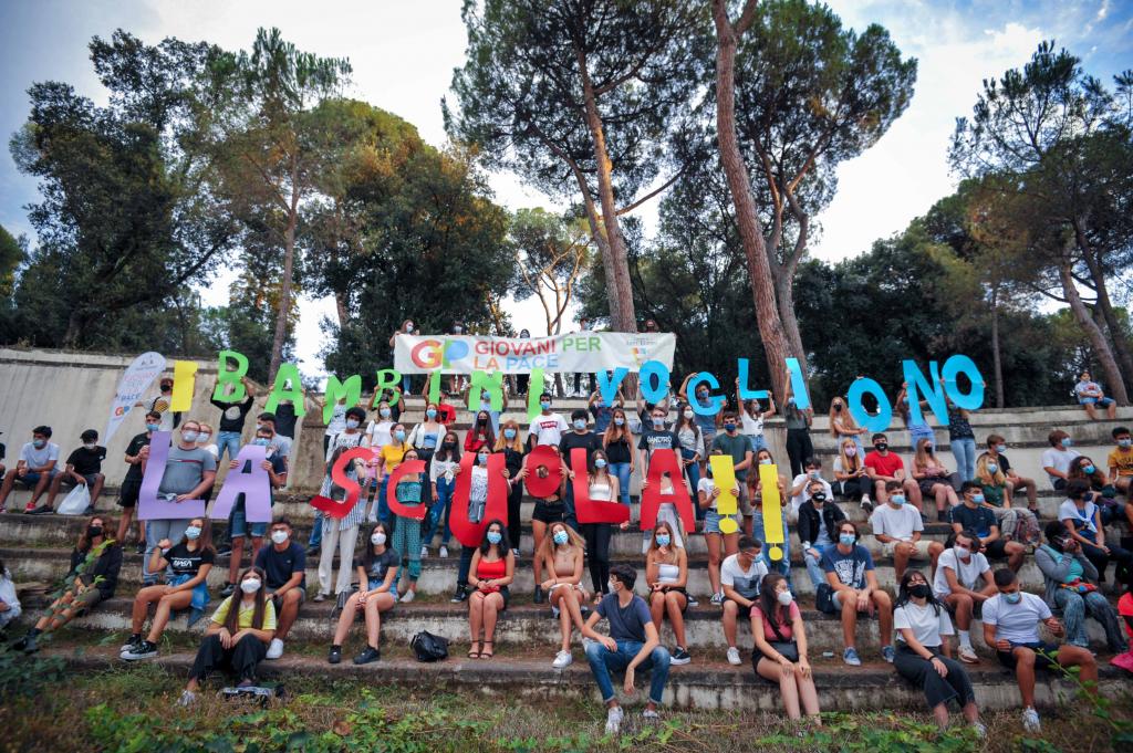 Més escola per a tothom, sempre: el Flashmob dels Joves per la Pau