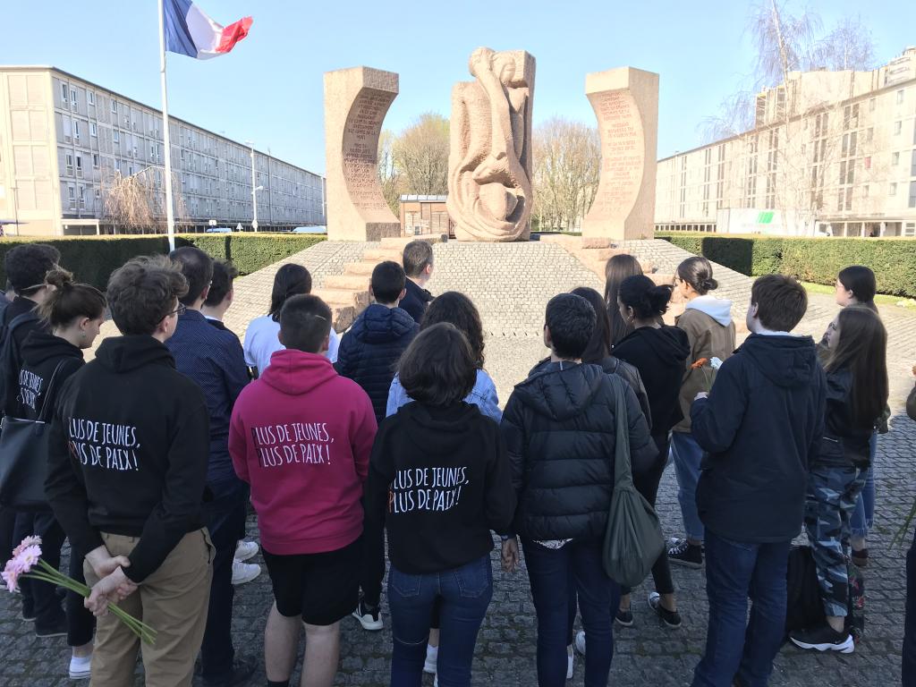Per conservare la memoria storica degli orrori del razzismo, i Giovani per la Pace di Parigi in pellegrinaggio a Drancy