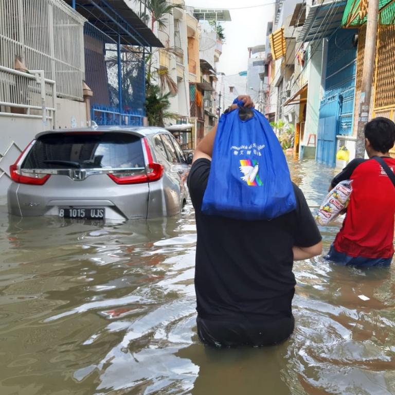 A Jakarta Sant'Egidio ajuda els ancians que s'han quedat aïllats per les inundacions