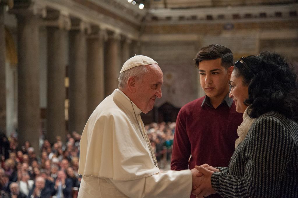 Papa Francisco, Jafar,  joven sirio que llegó a Italia con los #corredoreshumanitarios: “Hoy yo soy los ojos de mi madre y hablo también por ella”