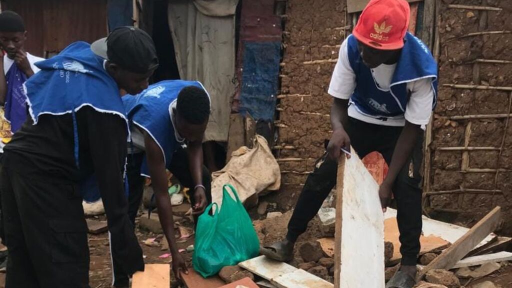 Unas fuertes lluvias arrasan el barrio de chabolas de Namwongo de Kampala (Uganda) y dañan las casas de los ancianos. La Comunidad actúa para reconstruirlas