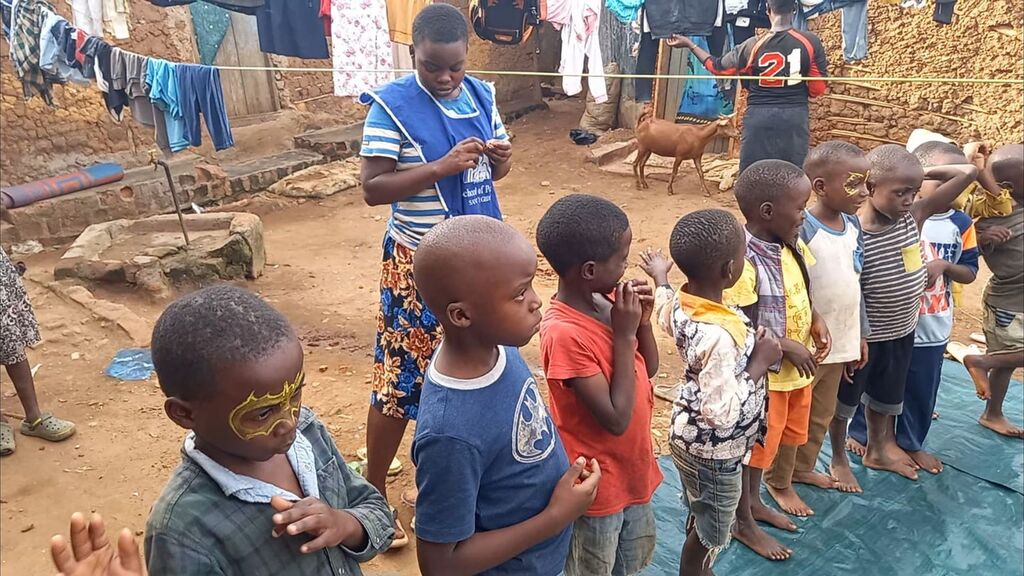 Sant'Egidio in Uganda: eine neue Schule des Friedens am Stadtrand von Kampala stärkt das Bündnis zwischen Jungen und Alten