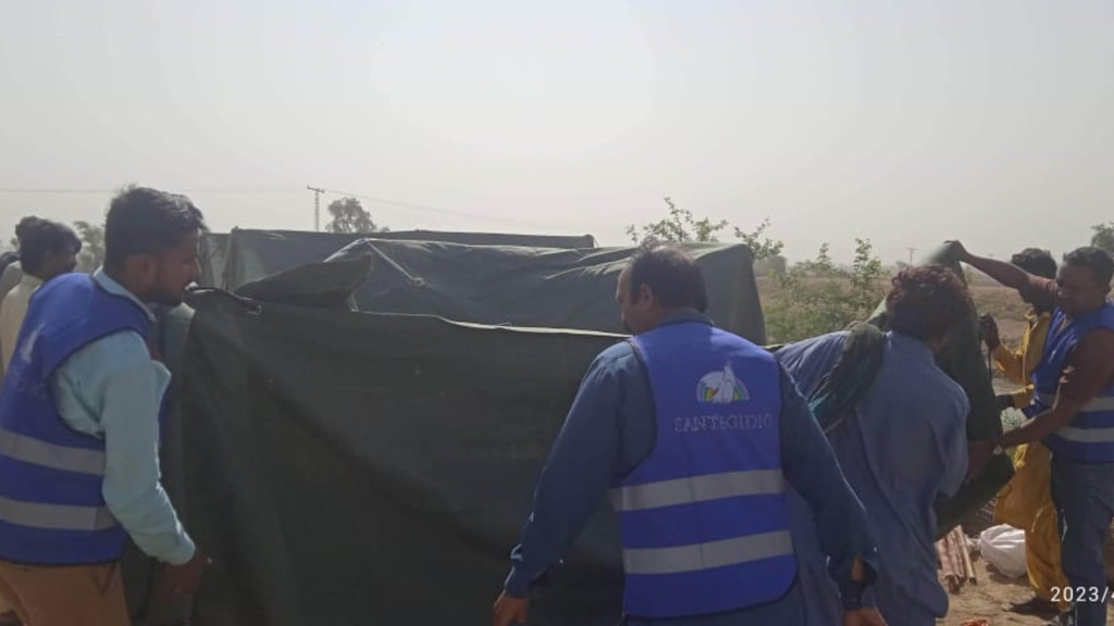 All'inizio della settimana santa una missione di Sant’Egidio di Karachi porta tende e aiuti agli alluvionati del Pakistan