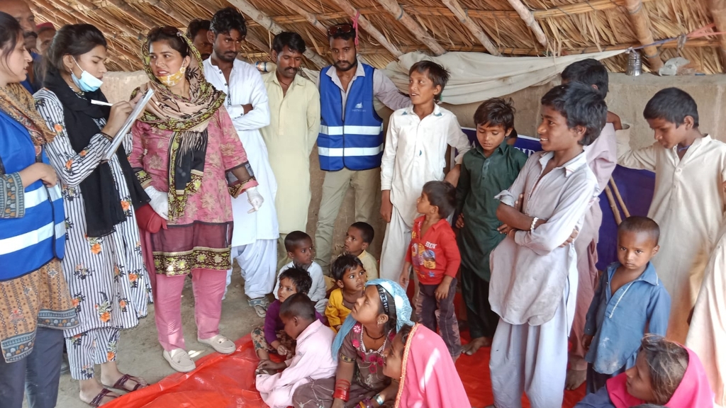 Al inicio de la Semana Santa, una misión de Sant’Egidio de Karachi lleva tiendas y ayudas a los afectados por las inundaciones de Pakistán