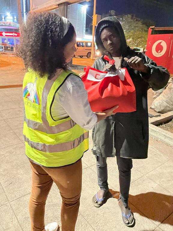 Non solo estate: in Mozambico, dove è inverno, si distribuiscono kit per affrontare il freddo ai senzatetto di Maputo 