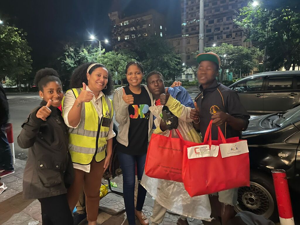 Non solo estate: in Mozambico, dove è inverno, si distribuiscono kit per affrontare il freddo ai senzatetto di Maputo 