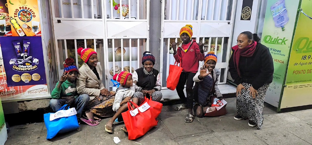 Não só verão: em Moçambique, onde é inverno, são distribuídos kits para enfrentar o frio aos sem-abrigo em Maputo