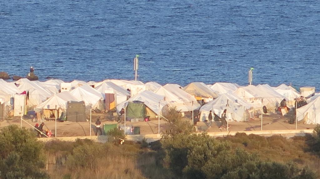 En Lesbos, en las tiendas de los refugiados, azotadas por el gélido viento, la esperanza son los corredores humanitarios