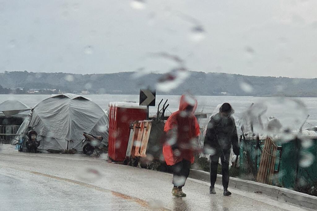 Los refugiados de Lesbos se enfrentan a un futuro incierto. Sant'Egidio ayuda con alimentos y con la esperanza de una puerta abierta
