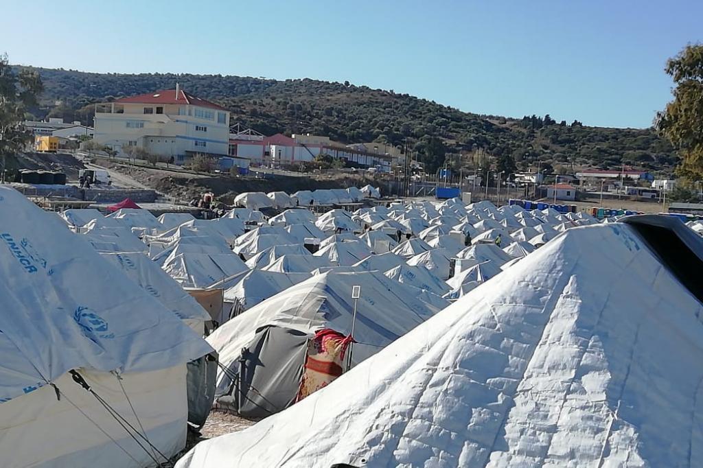 En Lesbos, en las tiendas de los refugiados, azotadas por el gélido viento, la esperanza son los corredores humanitarios