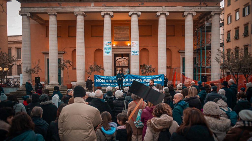 Un lungo corteo silenzioso fa memoria della deportazione degli ebrei di Livorno