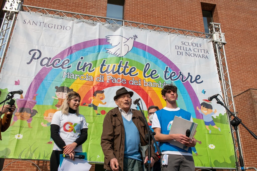 A Novara 1500 bambini, insieme ai Giovani per la Pace manifestano per la fine del conflitto in Ucraina e nel mondo