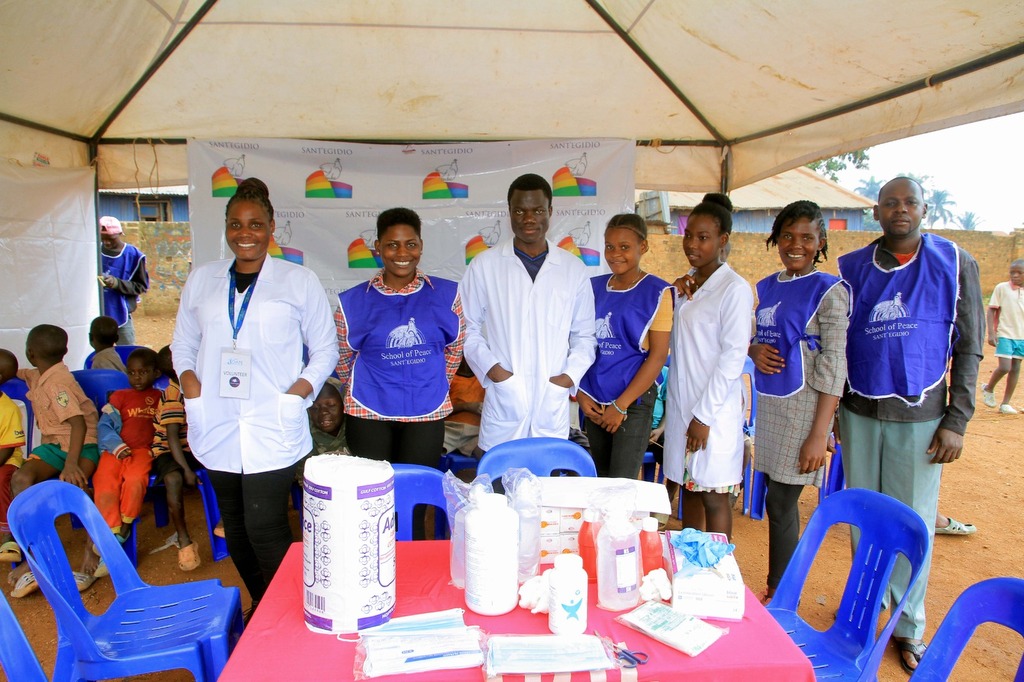 Atención médica gratuita para los niños de Katwe, en Kampala, gracias a un campo médico organizado por la Comunidad de Sant’Egidio