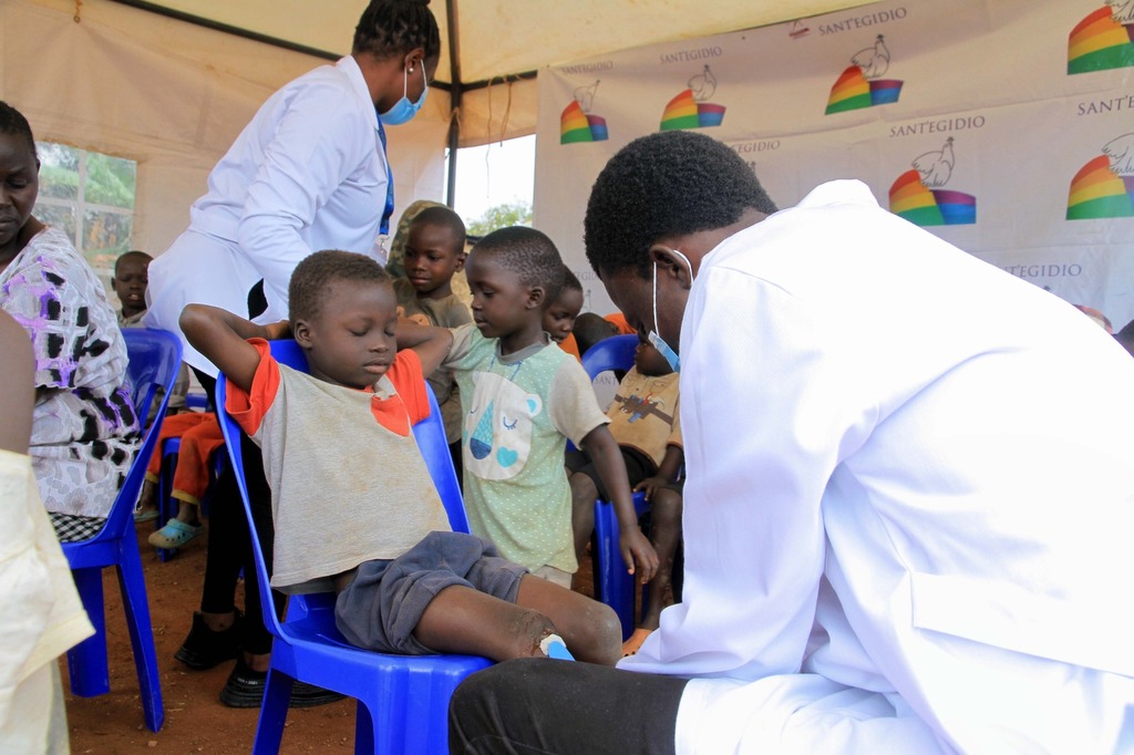 Atenció mèdica gratuïta per als infants de Katwe, a Kampala, gràcies a un camp mèdic organitzat per la Comunitat de Sant'Egidi