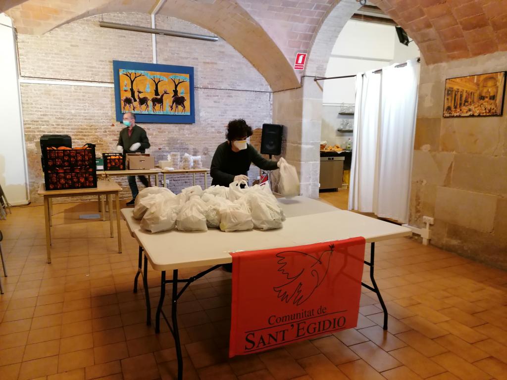 “Thank you for your help, everything is closed”: in Barcelona too, food distribution on the street and soup kitchen continues 