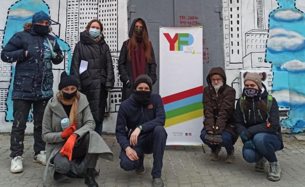 Arte callejero para humanizar la ciudad: en Leópolis (Ucrania) dedican un mural a los 
