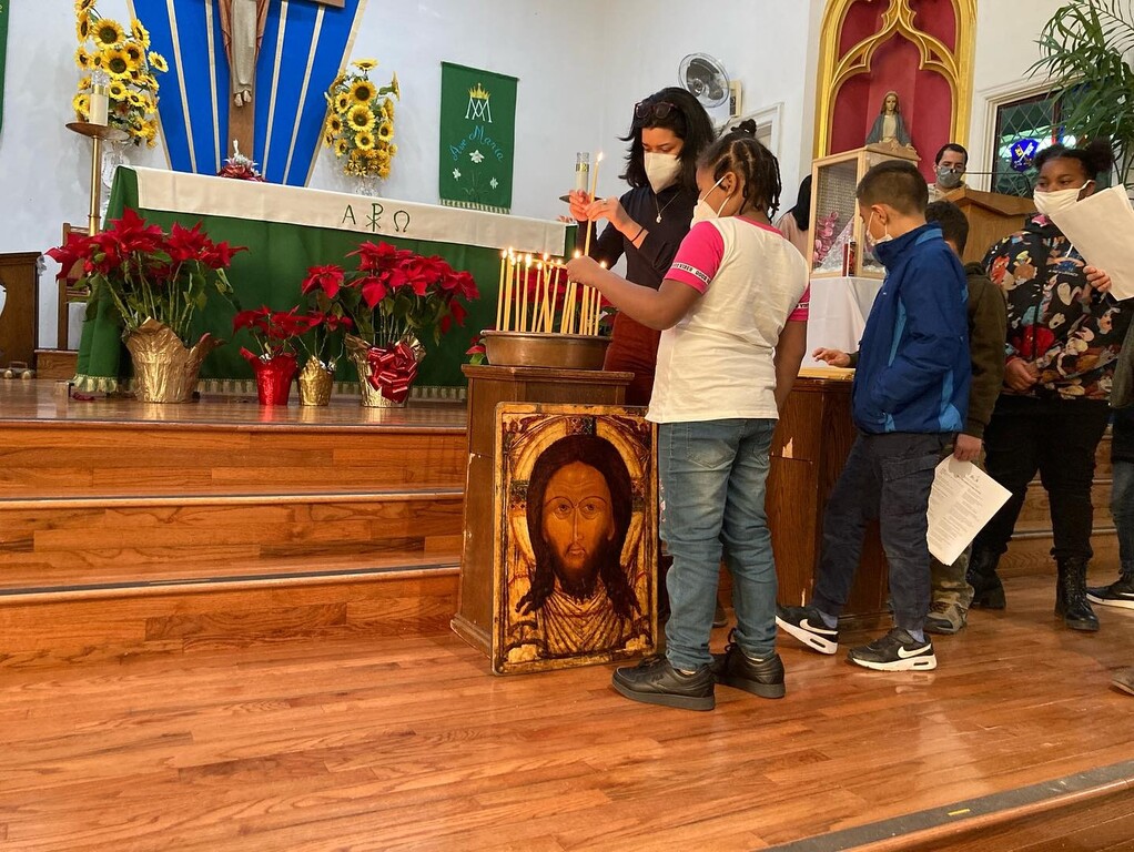 Incendi al Bronx: els infants de l'Escola de la Pau de Nova York preguen per les víctimes