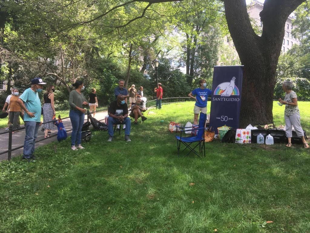 Un picnic a Central Park per rafforzare l'amicizia con chi non ha casa