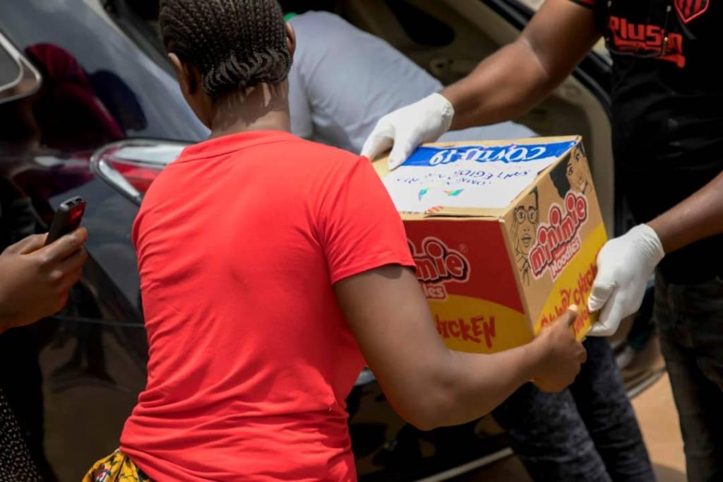 Emergència de Covid a Nigèria: ajuda alimentària i educació sanitària per als desplaçats interns de Games Village, Abuja