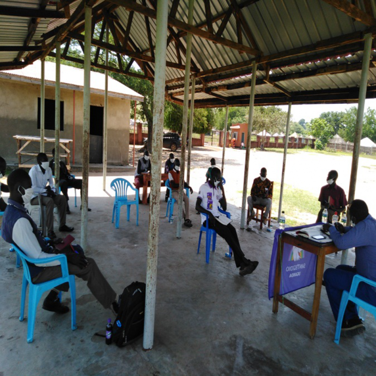 En vista de la reobertura, a l'Escola de la Pau del camp de refugiats de Nyumanzi (Uganda) aprenen a prevenir el coronavirus