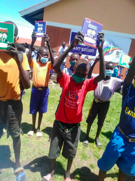 Rückkehr in die Schule in Uganda: im Flüchtlingslager Nyumanzi wird mit Prävention gegen Ansteckung begonnen