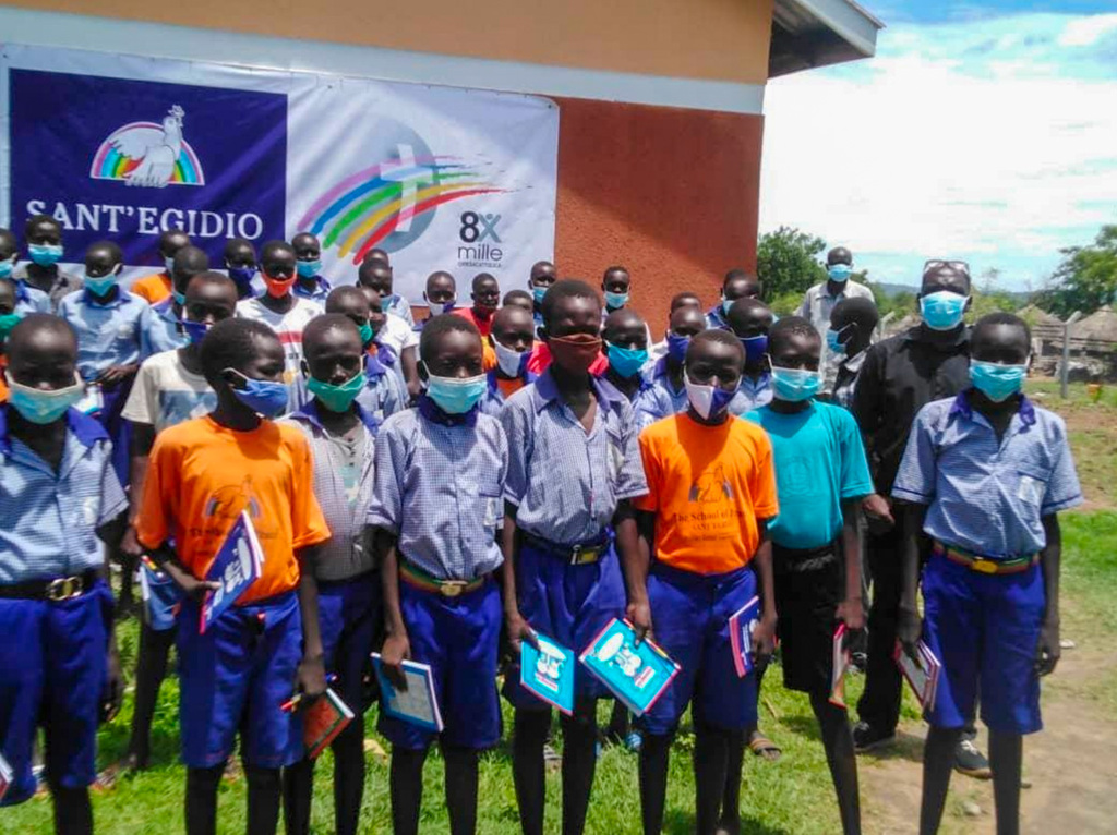 En Ouganda on retourne à l’école : dans le camp de réfugiés de Nyumanzi, on recommence à partir des mesures de prévention de la contamination