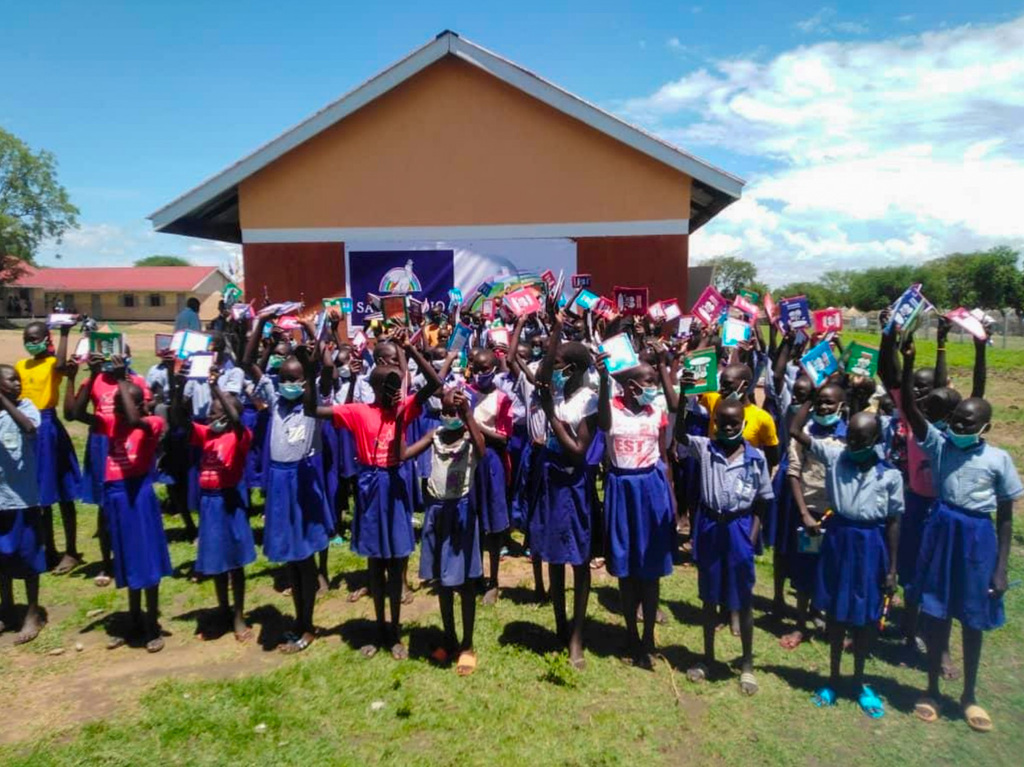 A Uganda es torna a l'escola: al camp de refugiats de Nyumanzi es distribueixen les mesures necessàries per a la prevenció del contagi