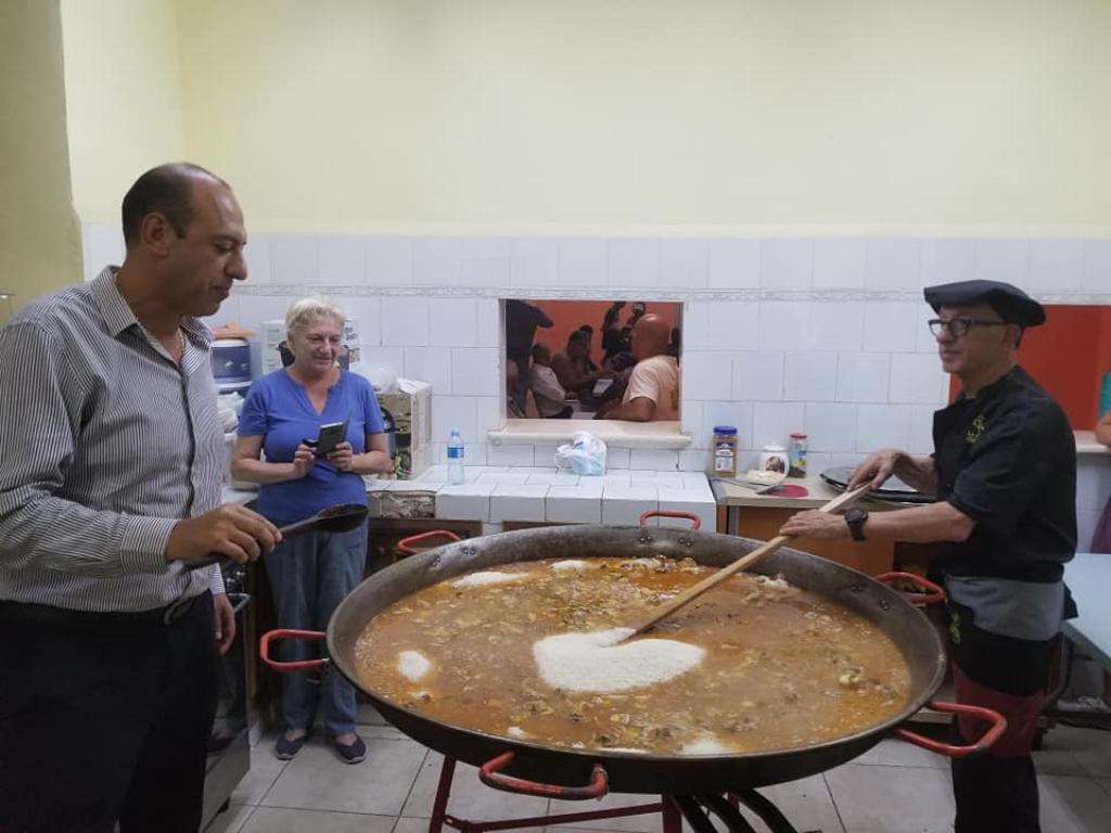 En la casa de Sant'Egidio de Cuba se cocina una gran paella para los sintecho de La Habana.