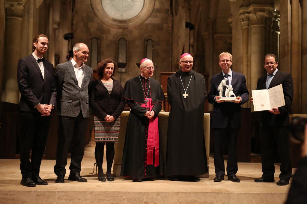 Der St. Martin-Preis wurde der Gemeinschaft Sant'Egidio in Ungarn verliehen, eine Kirche als Freundin der Armen gehört zu den zu unterstützenden 