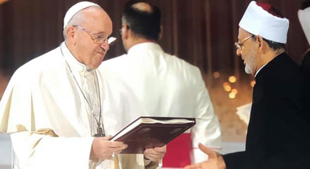 Dos abrazos y dos firmas: el viaje del papa Francisco a Abu Dabi. Comentario de Marco Impagliazzo