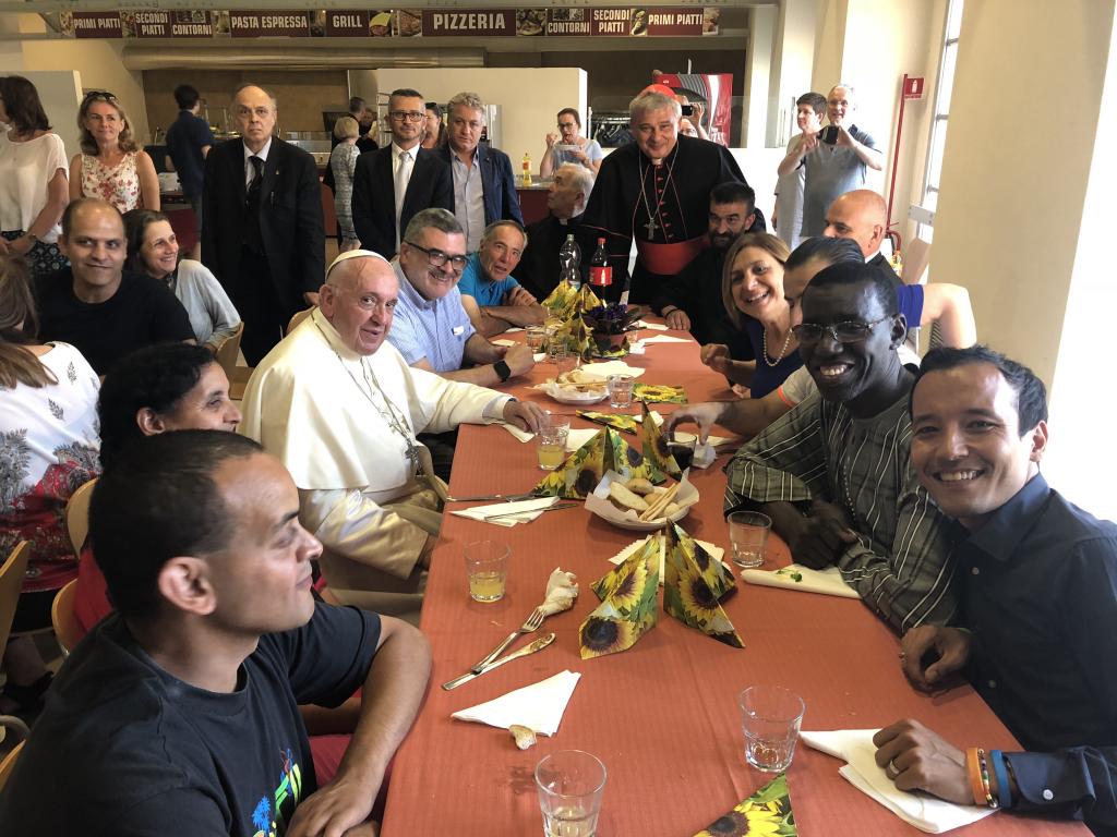 Aan tafel met paus Franciscus en de armen, om de nieuwe kardinaal Krajewski te vieren