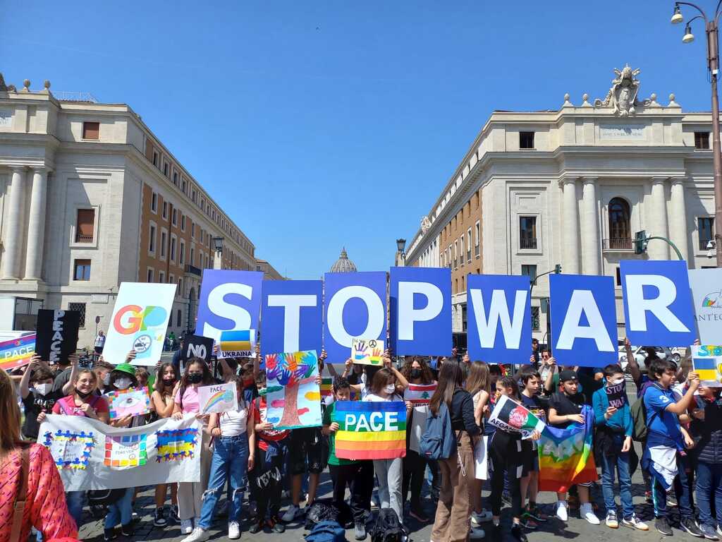 Più parole, meno armi. Flashmob dei Giovani per la Pace a Castel Sant'Angelo a Roma, per dire NO alla guerra in Ucraina