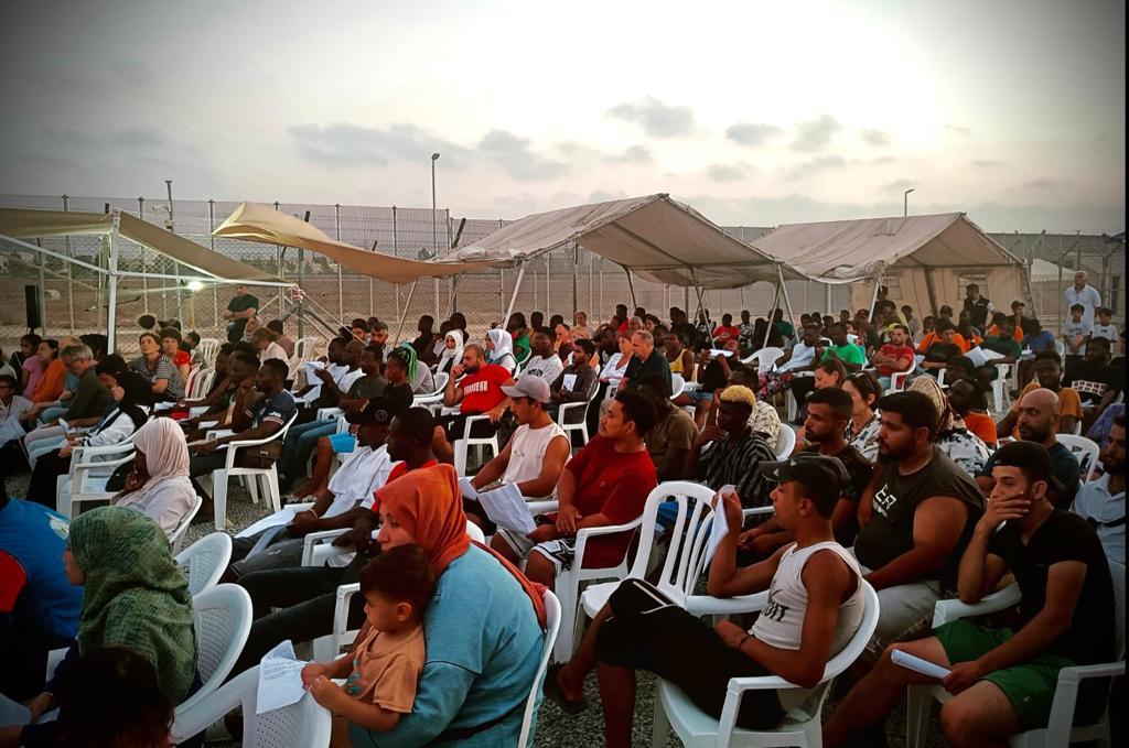 Emoció i pregària al camp de refugiats de Pournara a Xipre, en la celebració en què es recorden els migrants que han mort al mar
